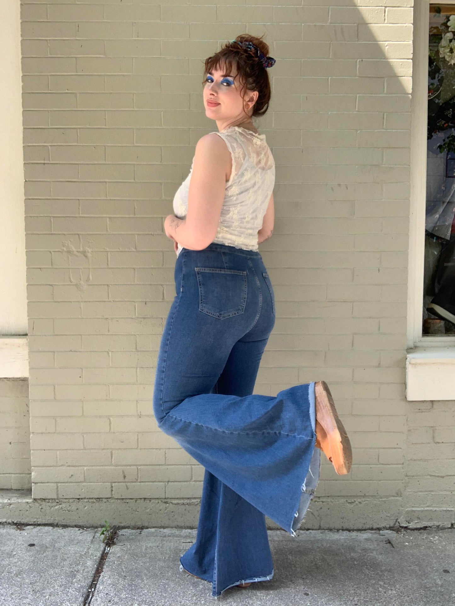Just Float on Flare Jeans - Midwash - La De Da