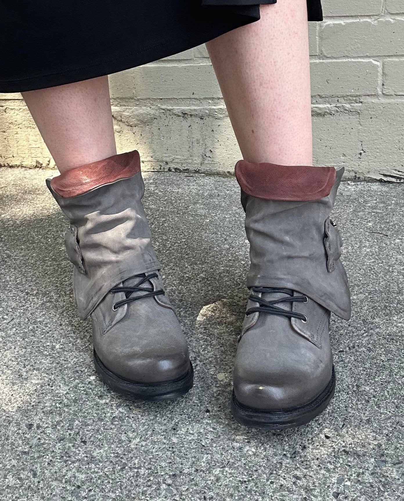 Simon Boots in Smoke - La De Da