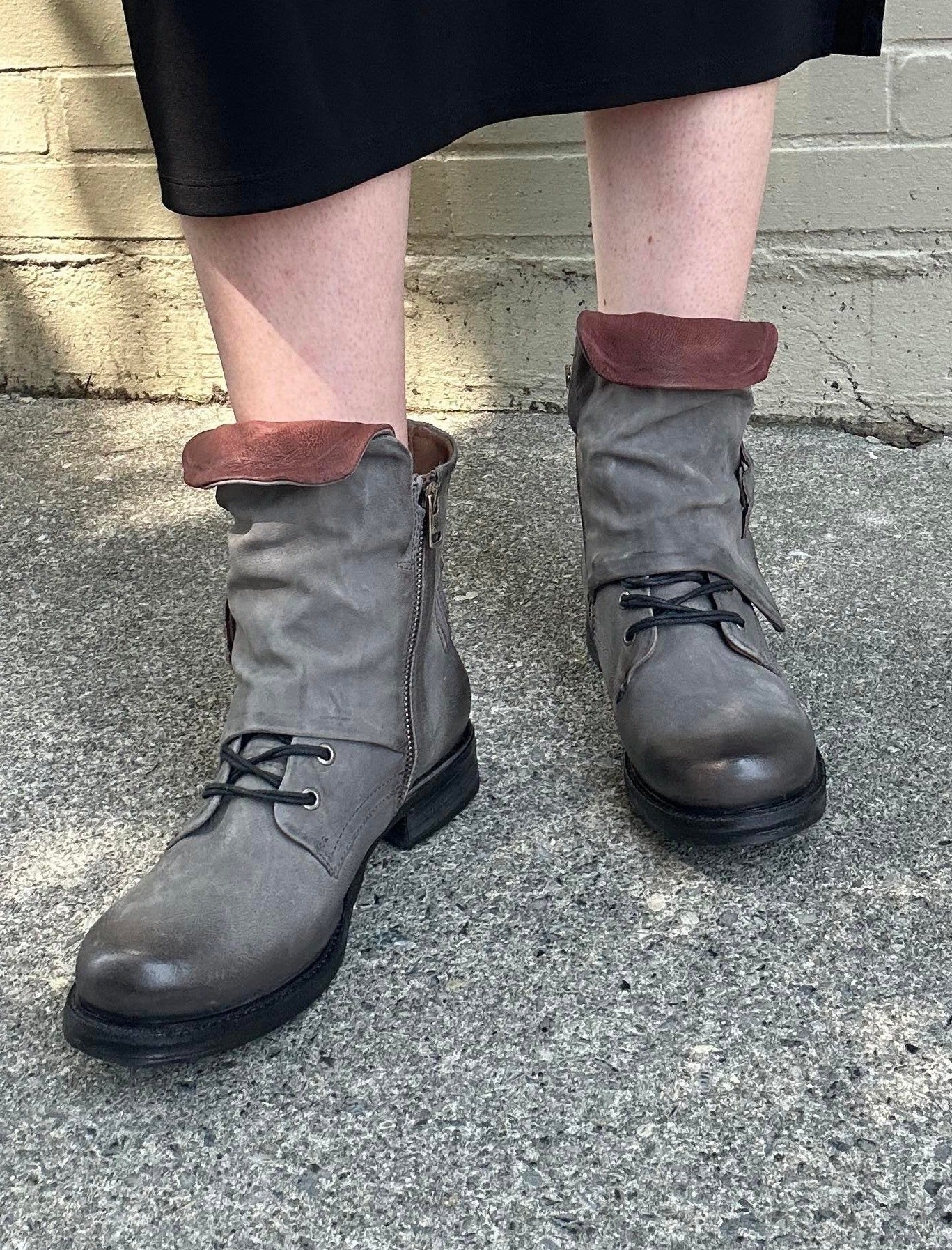 Simon Boots in Smoke - La De Da