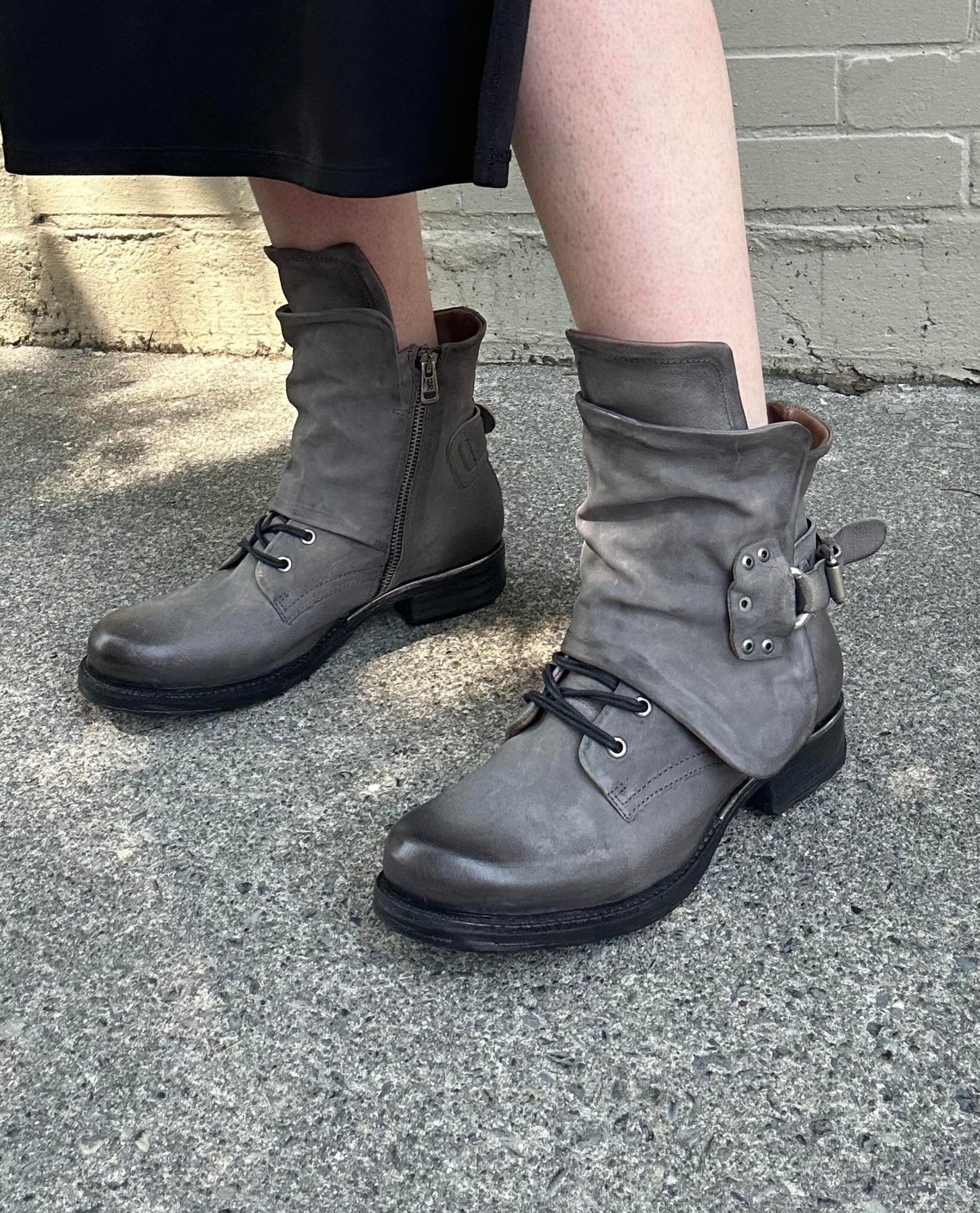 Simon Boots in Smoke - La De Da