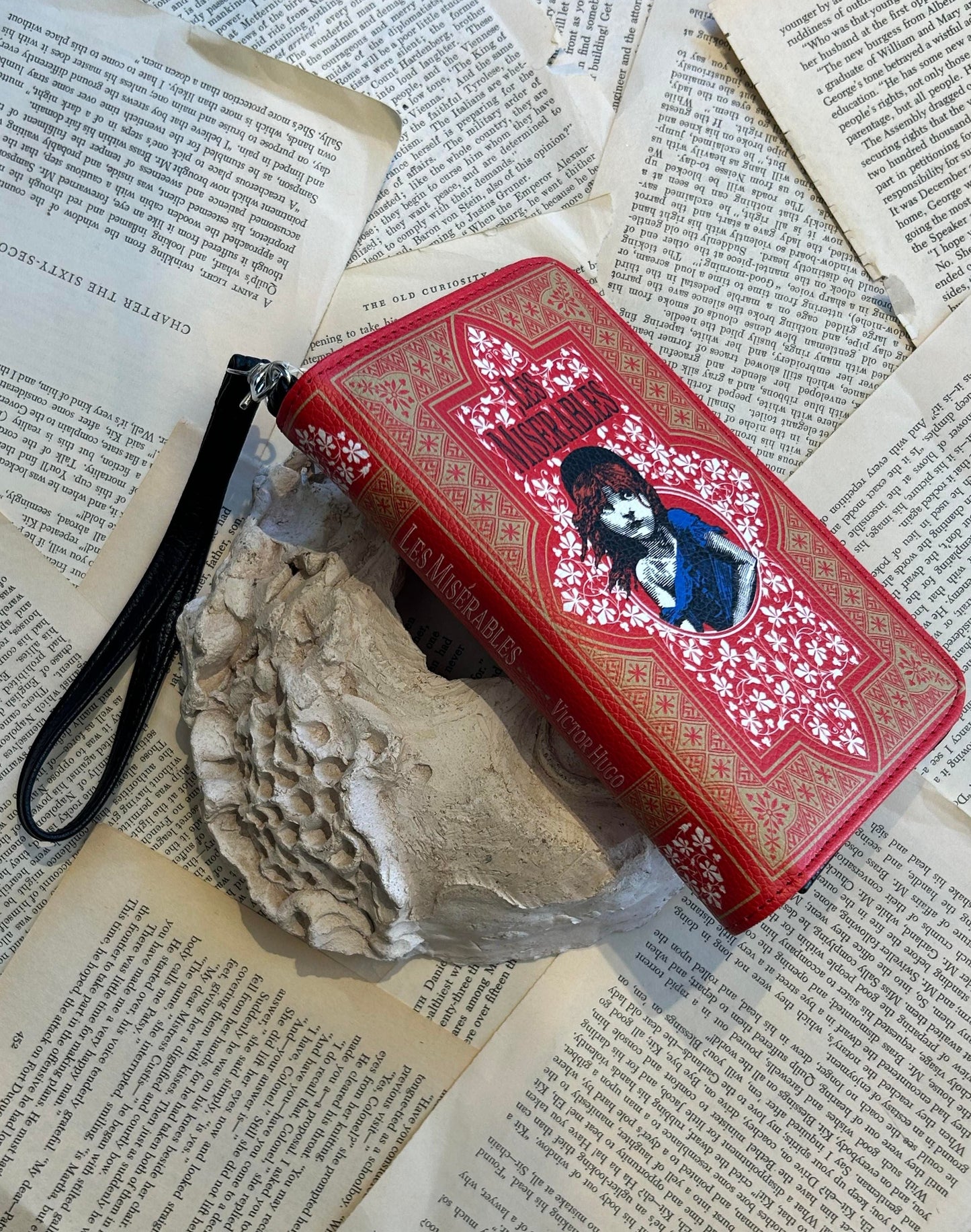 Les Miserables Book Wallet - La De Da