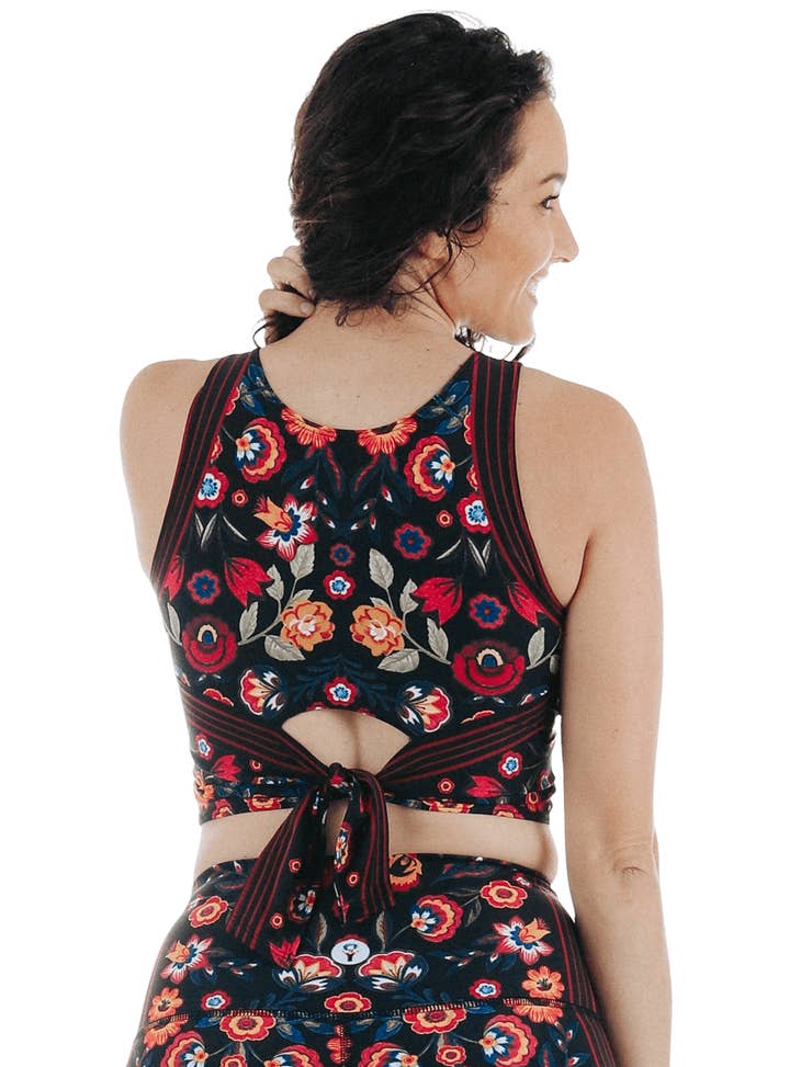 Reversible Knot Top in Folklore - La De Da