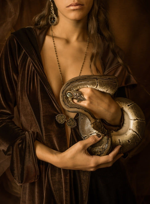 Cavern Lantern Finger Armor Ring - La De Da