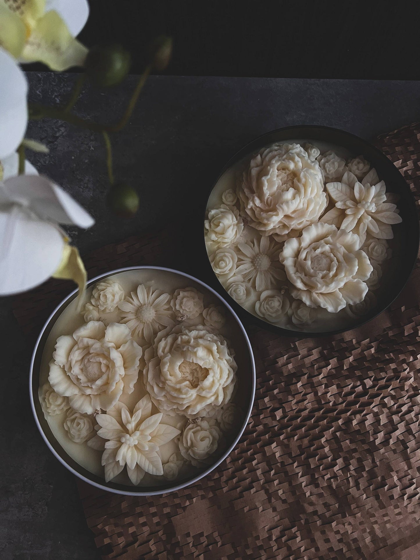 Flower Candle 12 oz 2x5.5in: Hot Apple Pie / Gloss White - La De Da