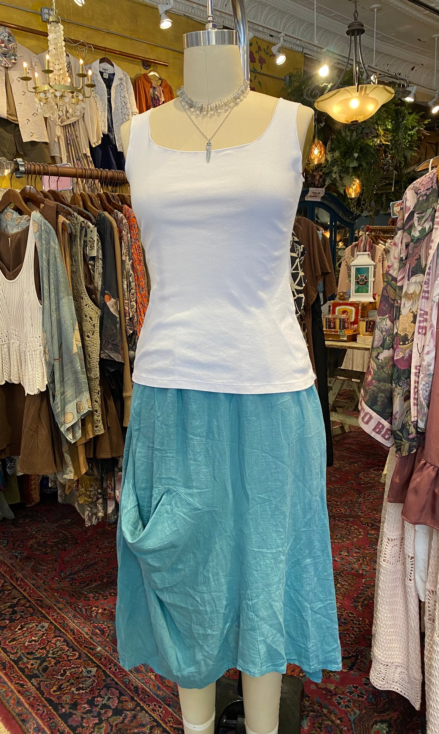 Fitted Tank Top w/ Lettuce Hem - White