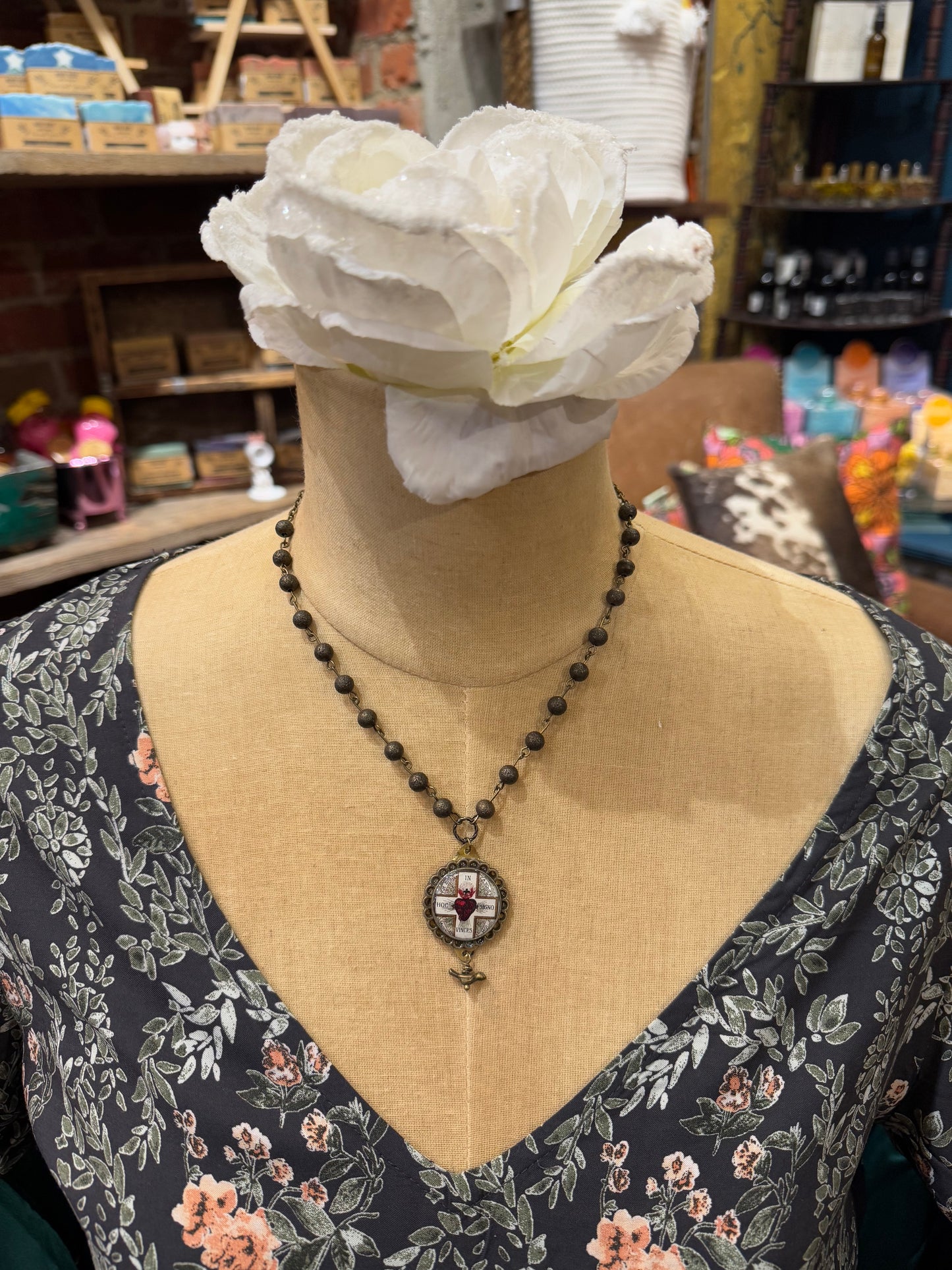 Scalloped Resin "In Vinces" Necklace*