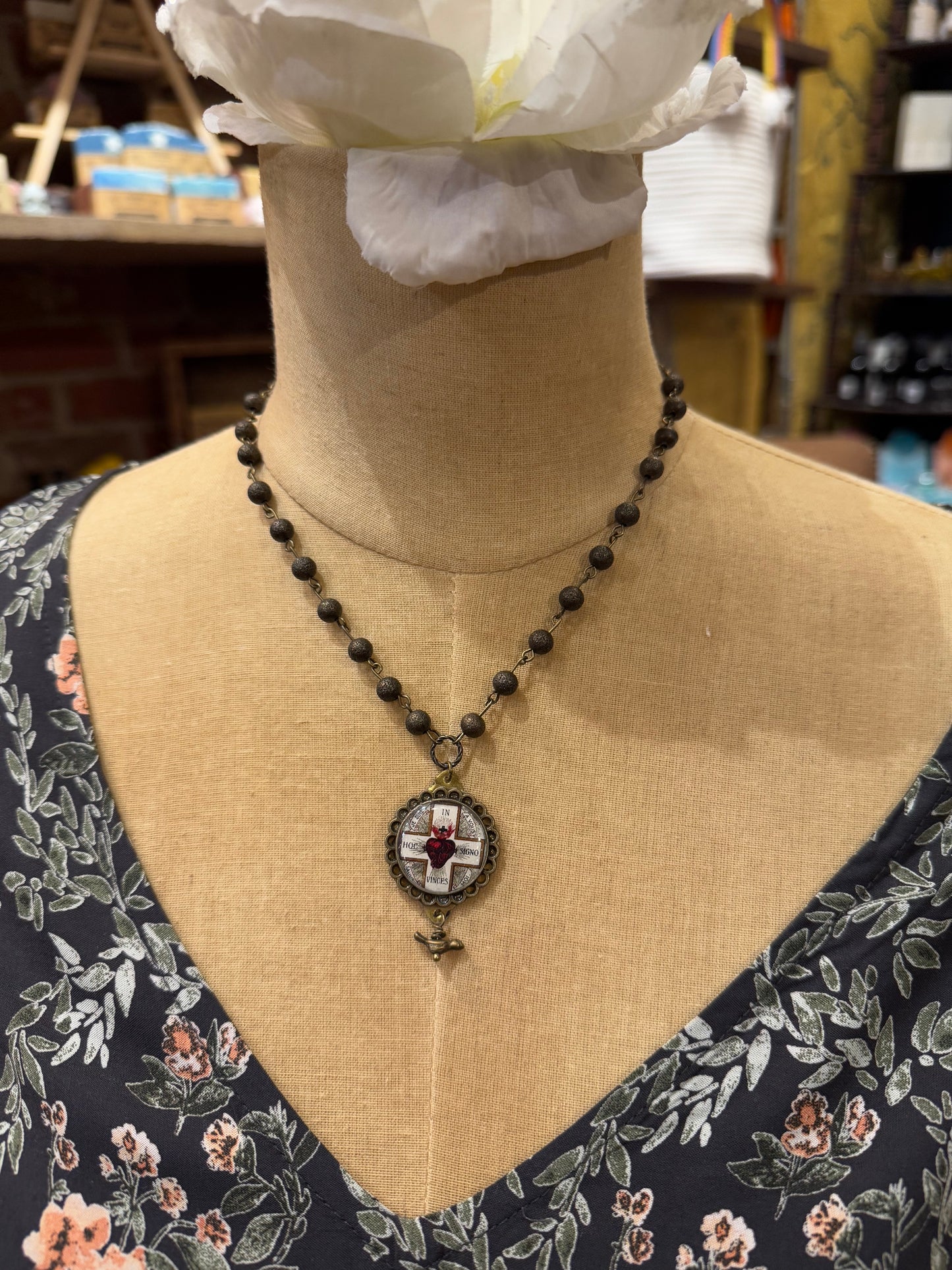 Scalloped Resin "In Vinces" Necklace*