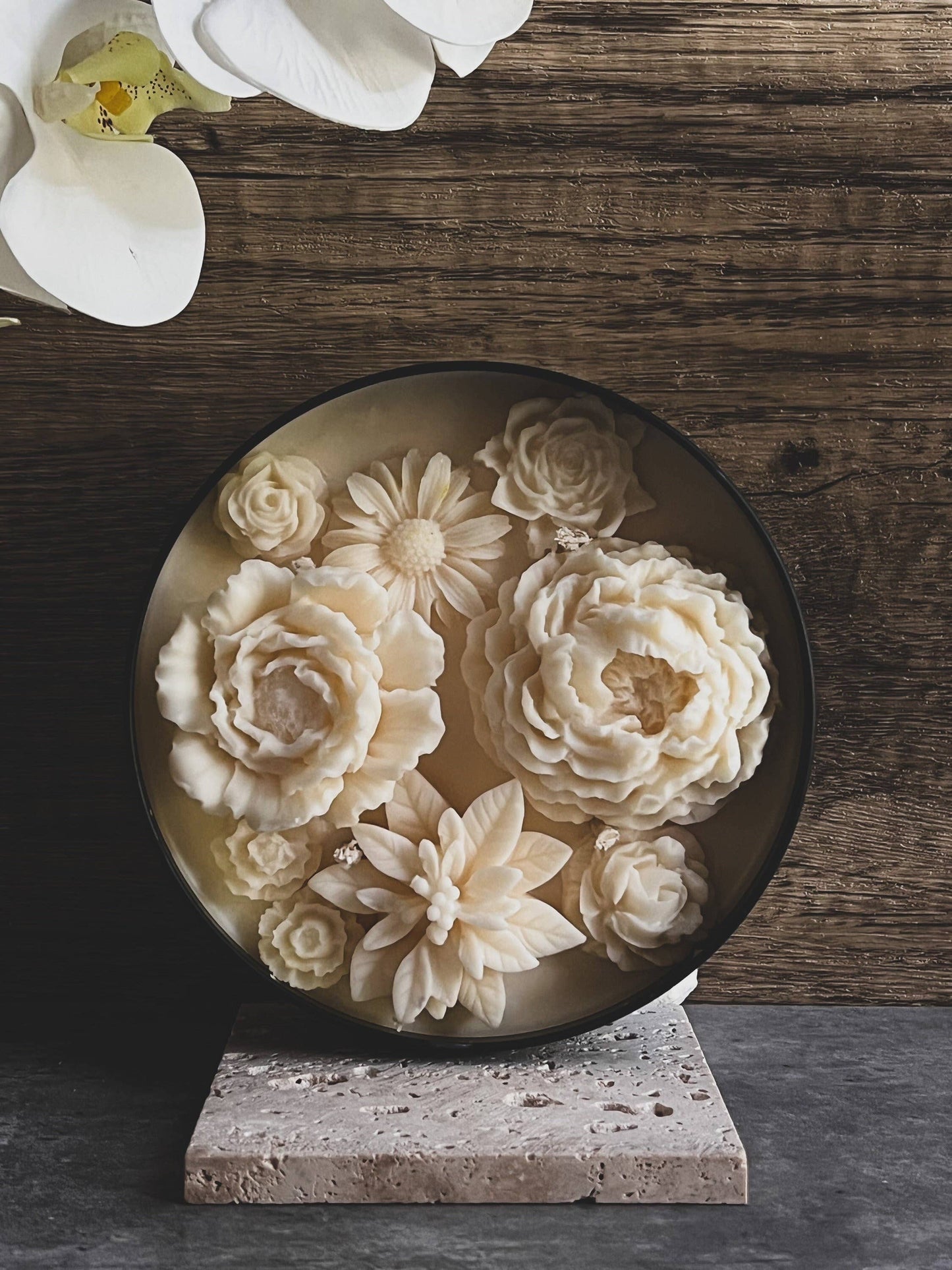 Flower Candle 12 oz 2x5.5in: Hot Apple Pie / Gloss White - La De Da