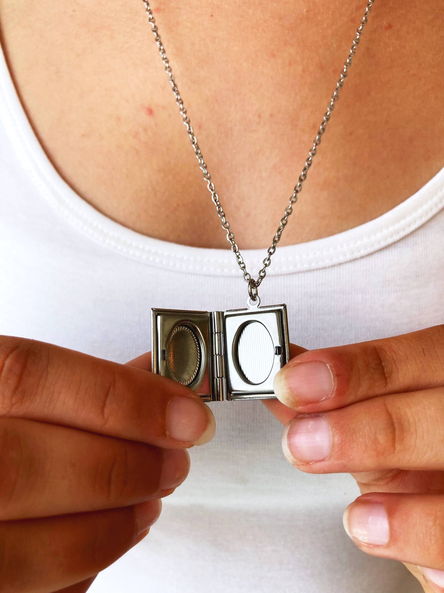 Book Locket Pride and Prejudice - Countryside - Stainless Steel