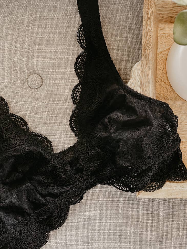 Black Scalloped Lace Bralette - La De Da
