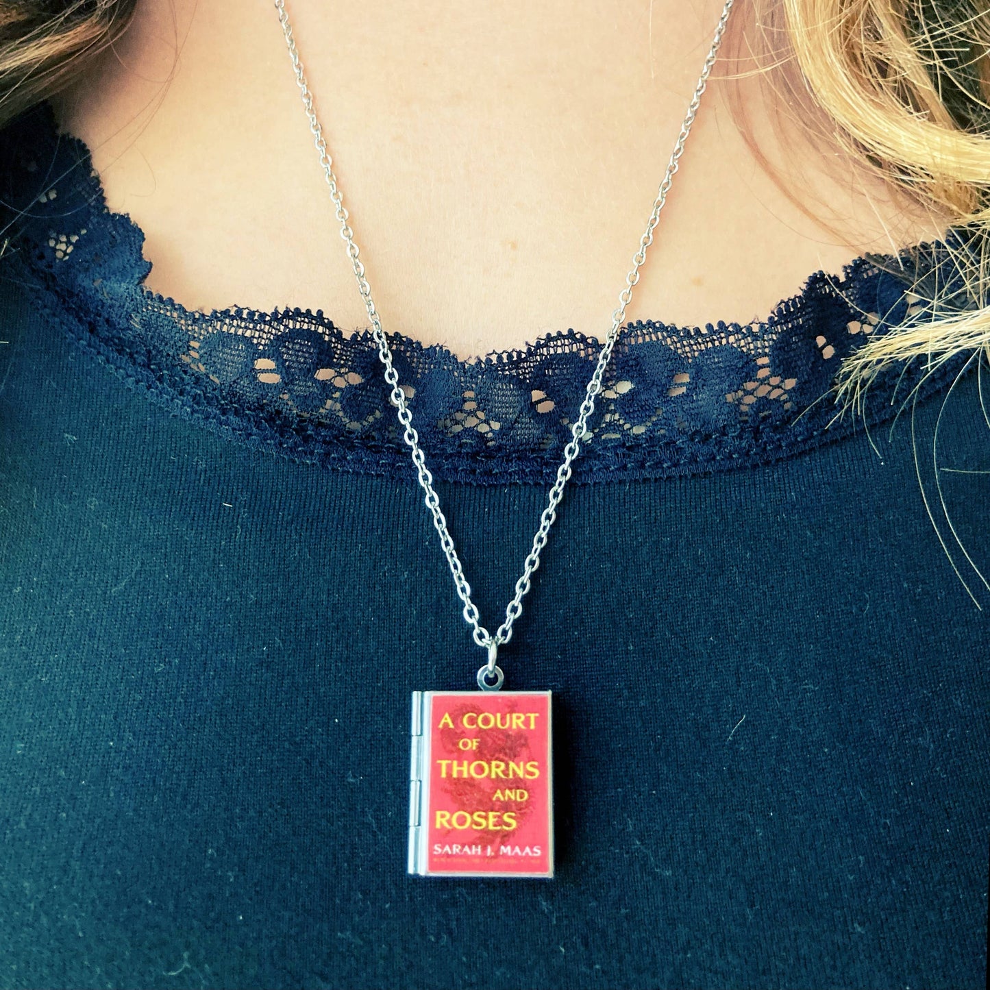 Book Locket A Court of Thorns and Roses - Stainless Steel