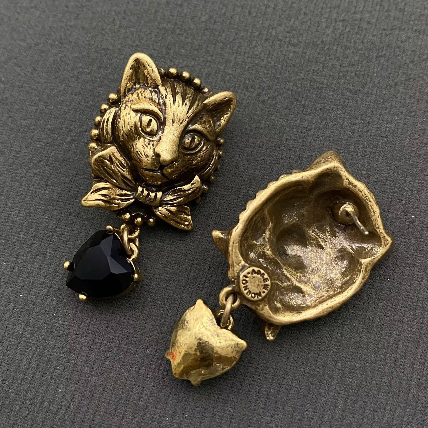 Vintage Black Heart-shaped Glass Cat Head Post Earrings