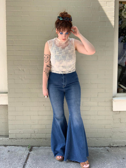 Just Float on Flare Jeans - Midwash - La De Da