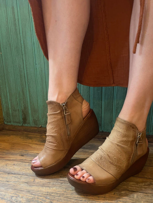 Sand & Sunshine Wedge - La De Da