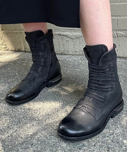 Traver Boots in Nero - La De Da