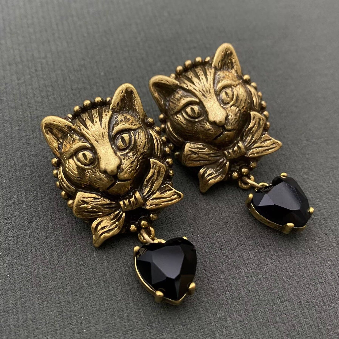 Vintage Black Heart-shaped Glass Cat Head Post Earrings