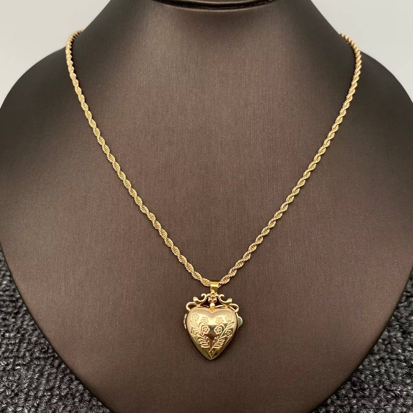 Openable Flowers Heart Locket Gold-plated Necklace