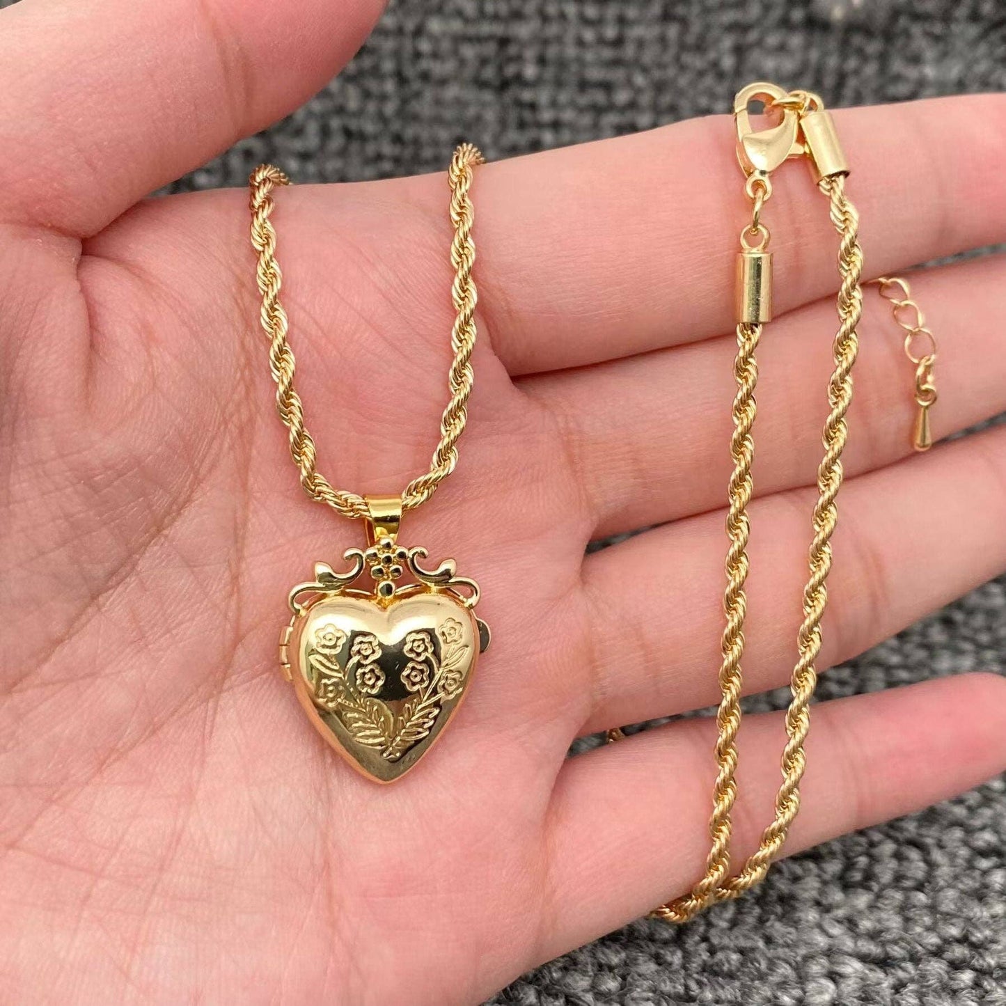 Openable Flowers Heart Locket Gold-plated Necklace