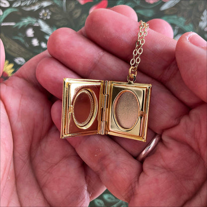 Book Locket Alice In Wonderland - Rabbit Running Late - Brass