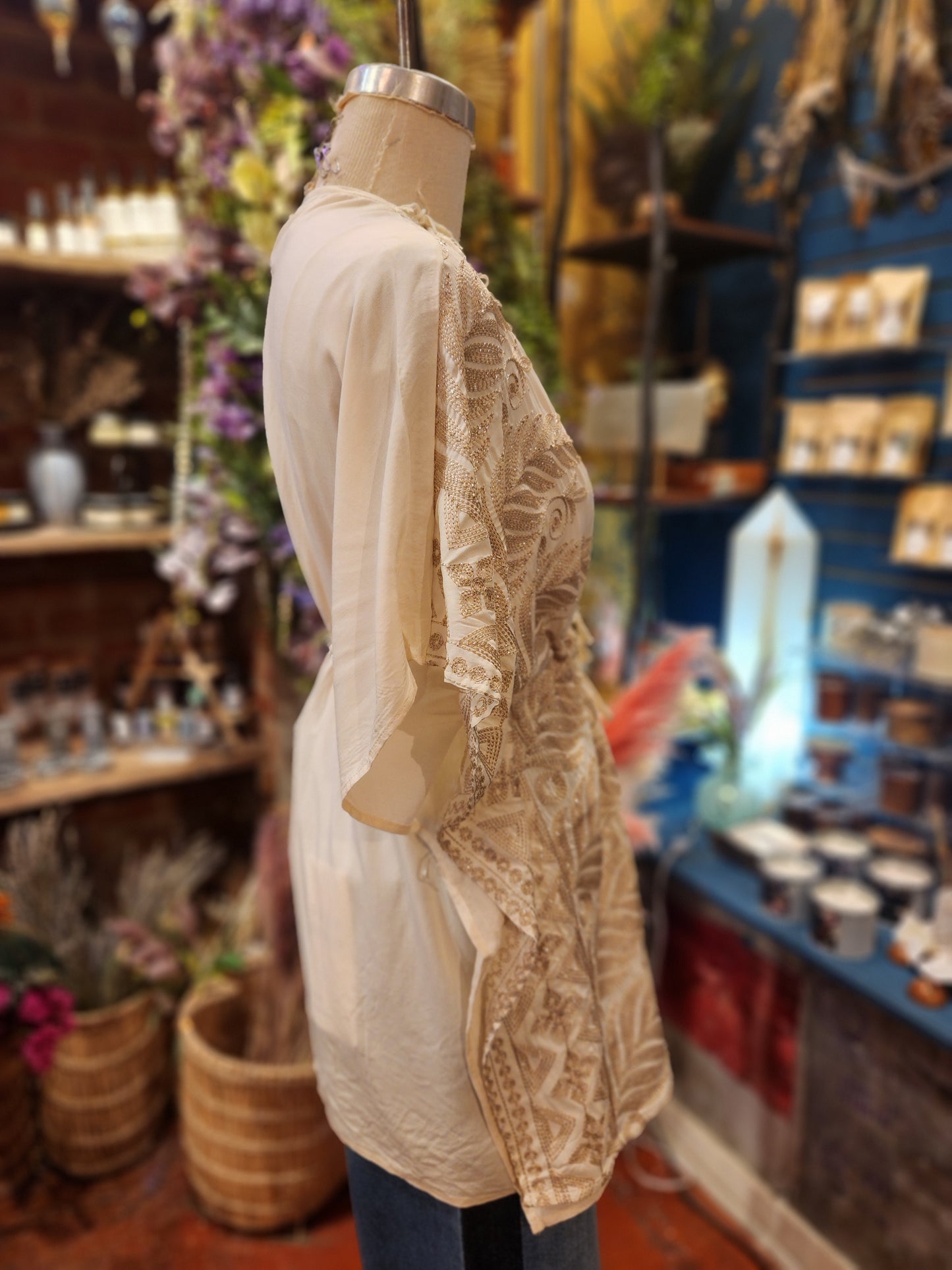 Leaf Embroidered and Tassel Trim Kimono ( one size )