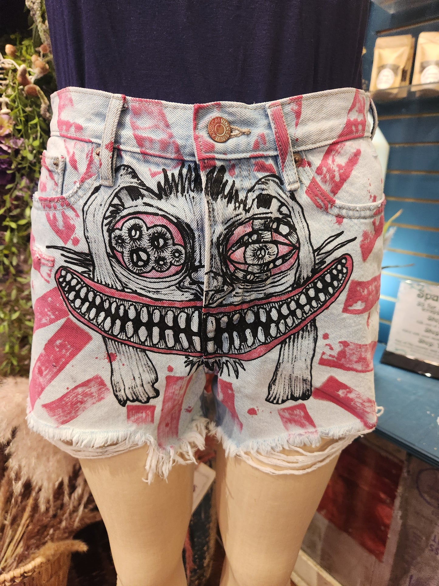 Traumatism Art Stink Eye Hare Shorts