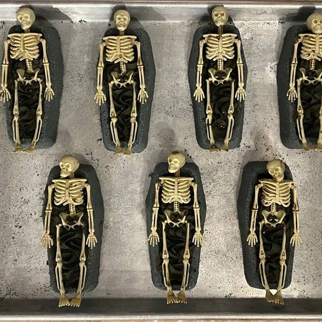 Skeleton in Grave Bath Bomb - La De Da